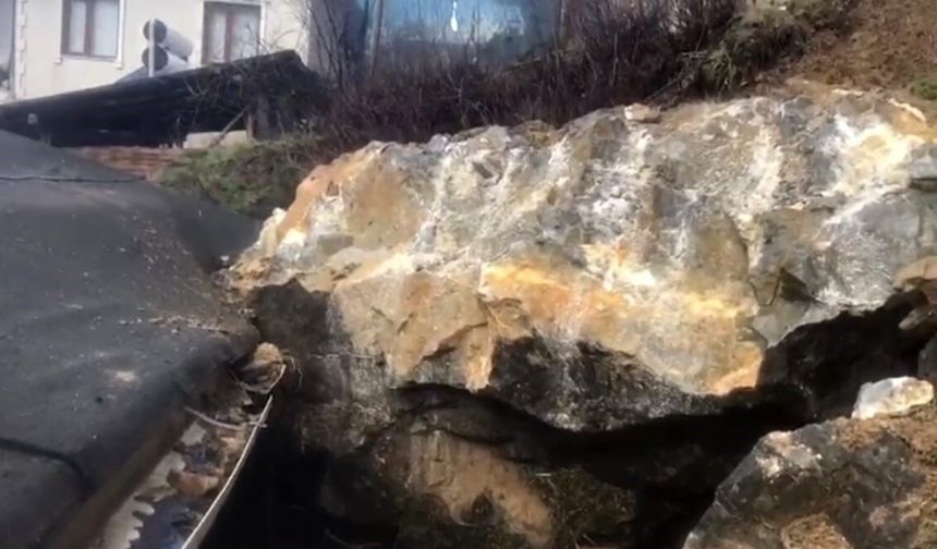 Dev kaya parçası evin çatısına düştü