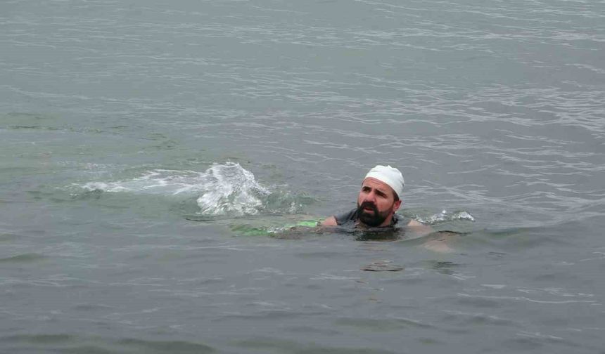 Dondurucu soğuğa meydan okudu: Van Gölü'nde şifa kulaçları