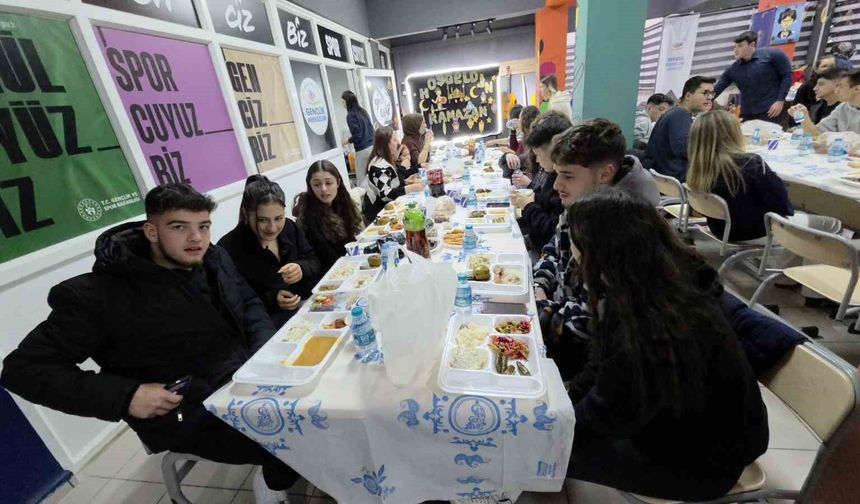 Edirne'de imece usulü iftar: Okul içinde Ramazan bereketi