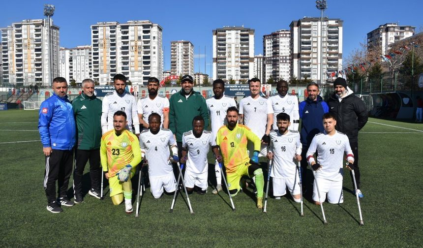 Engellerini ampute futbolla aşıyorlar