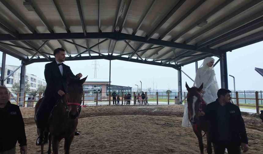 Esenyurt'ta sıra dışı nikahta gelin ve damat at üstünde dünya evine girdi