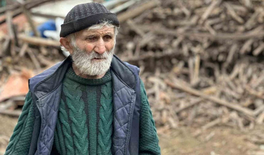 Evinden kamyonlar dolusu çöp çıkarılan 76 yaşındaki adam, çatıdan düşerek hayatını kaybetti