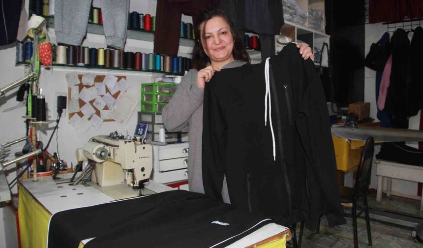 Fabrikaların atık kumaşlarını satın alıp, 20 dakikada kıyafet üretiyor