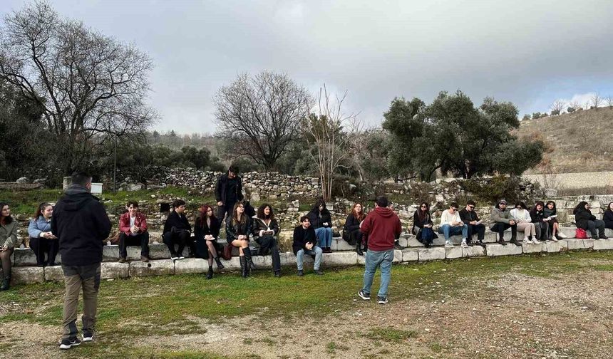 Genç eller geçmişin izlerini seramik ile şekillendirdi