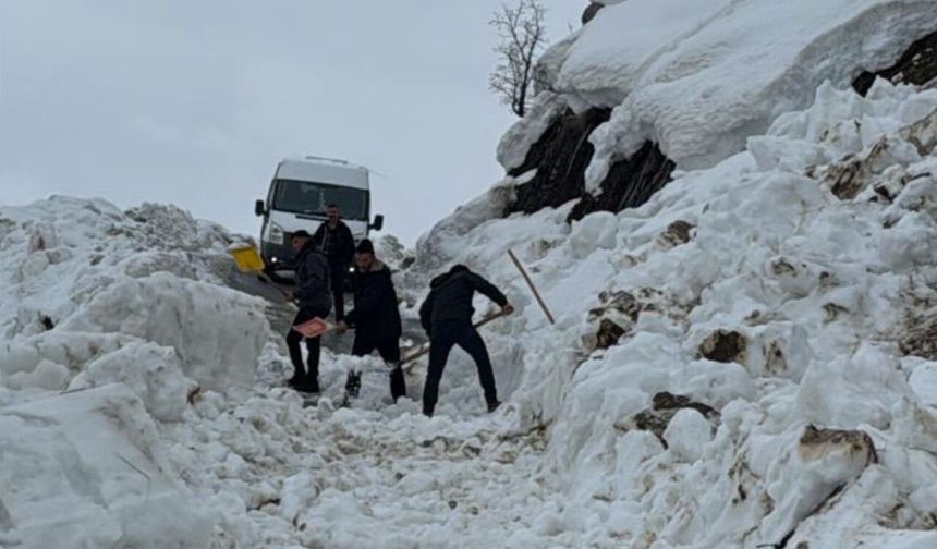 Hakkâri'de çığ düştü: Öğrenci servisi yolda kaldı
