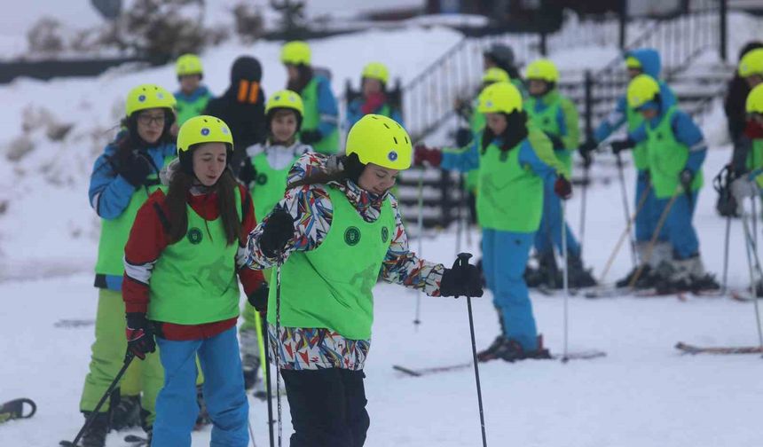 Hayatında ilk kez Uludağ'a çıktılar: '1000 Çocuk Kayak' projesiyle yüzlerce öğrenci karla buluştu