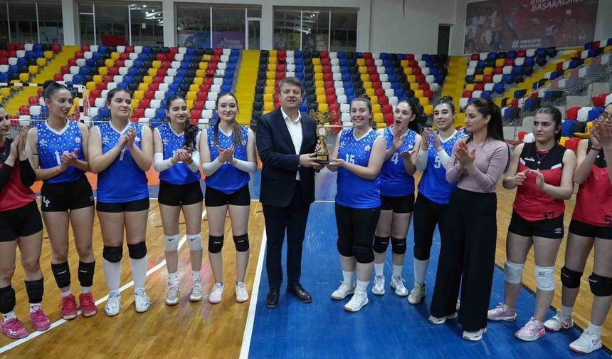 Kadın voleybol takımı namağlup şampiyon oldu
