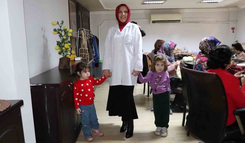 Kadınlar halk eğitimiyle hem sosyalleşiyor hem de gelir elde ediyor