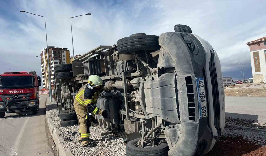 Karaman'da şiddetli fırtına kamyoneti devirdi, çatılar uçtu