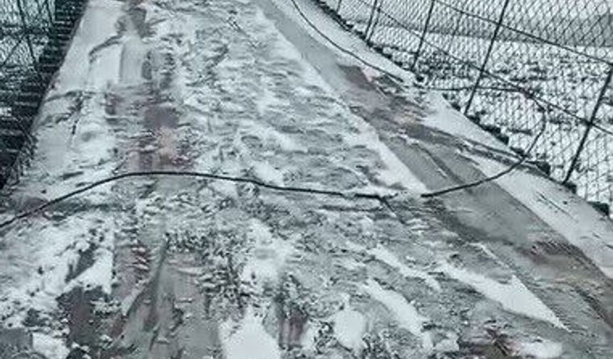 Kars'ta asma köprüde korku dolu anlar: Otomobil buzda kayarak asılı kaldı