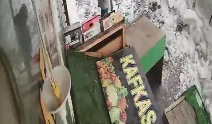 Kars'ta kar kütlesinden şans eseri kurtuldu