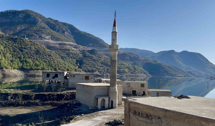 Kıbrıs'a içme suyu sağlayan baraj doldu, insan silueti ortaya çıktı