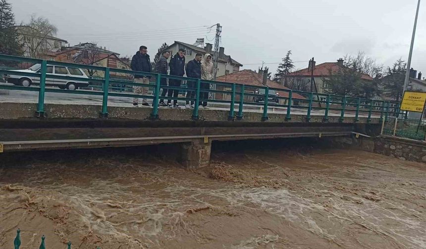 Konya'da yağış sonrası sel dereleri taşırdı