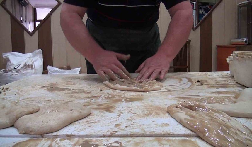 Kütahya'da Ramazan ayının vazgeçilmez lezzeti: Tahinli pide