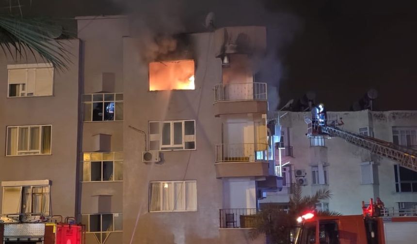 Mersin'de ev alev alev yandı