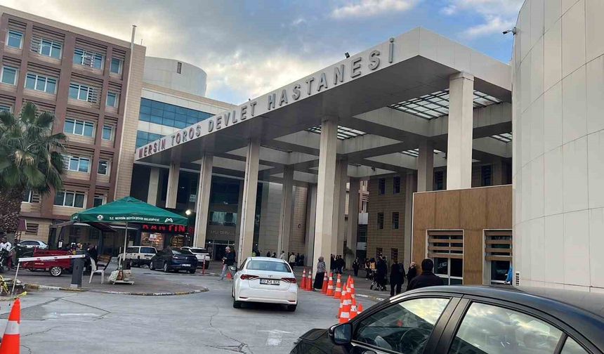 Mersin'de hastane koridorlarında dolaşan köpek tedirgin etti