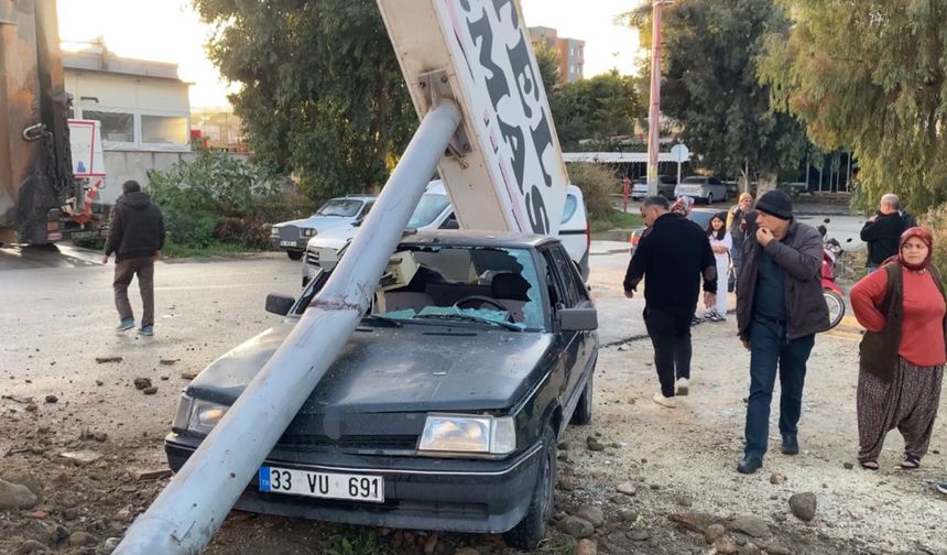 Mersin'de kamyonun çarptığı tabela otomobilin üzerine devrildi: 1 yaralı