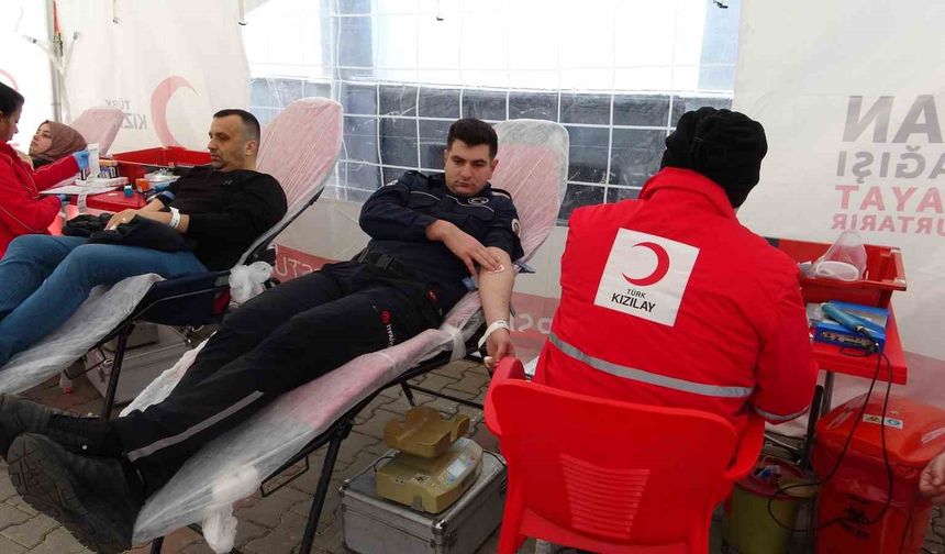 Mersin'de kan veren itfaiye erleri öğrencilerden alkış aldı