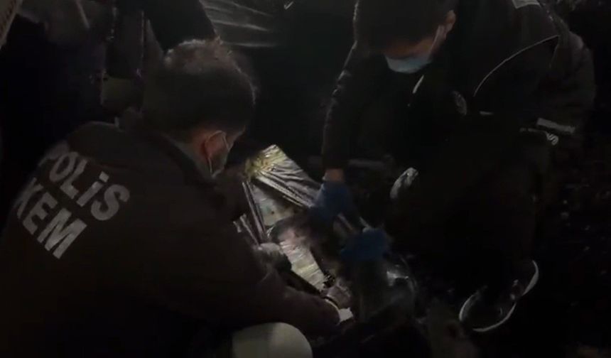 Mersin'de kömür yüklü tırın dorsesinden binlerce kaçak ürün çıktı