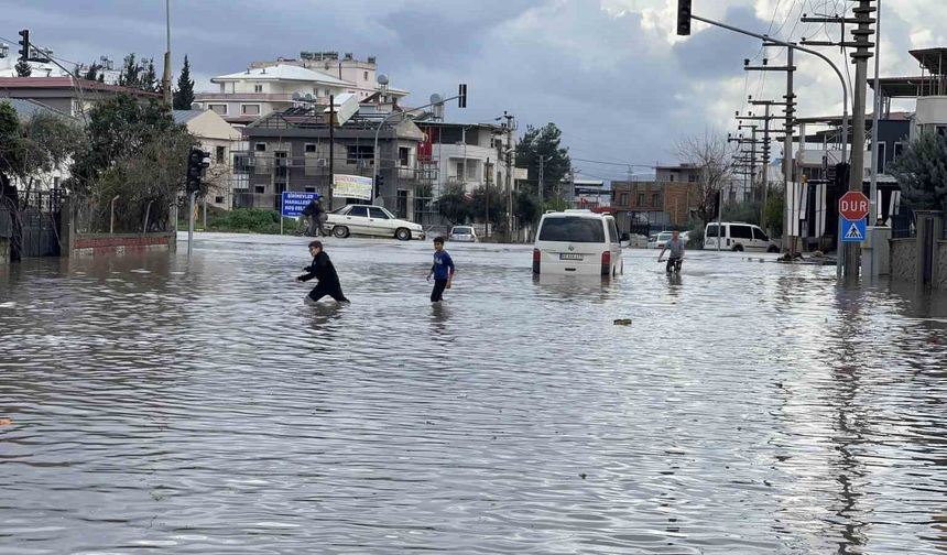 Osmaniye'de kuvvetli yağış: Yollar suyla doldu, araçlar yolda kaldı