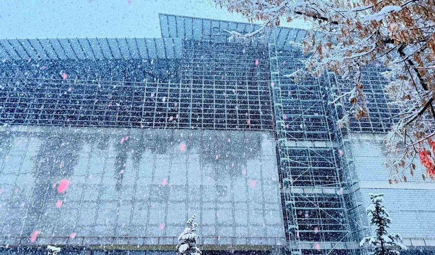 Patnos'ta sıcak hava yerini kar yağışına bıraktı