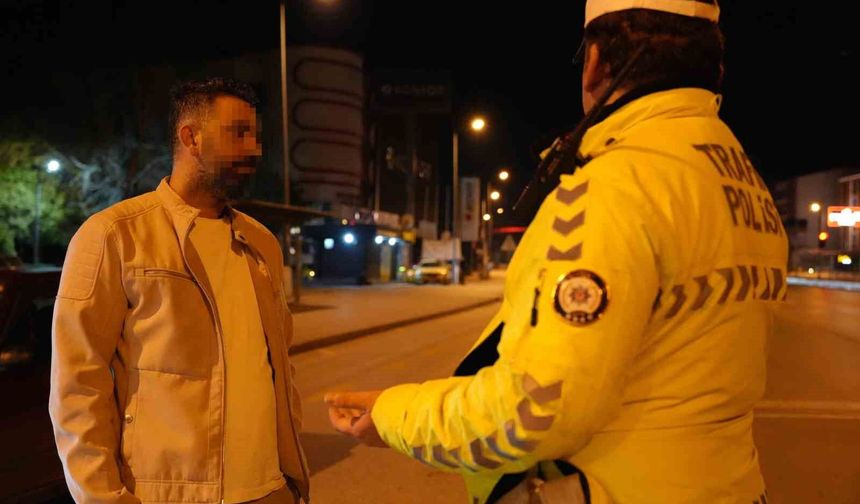 Polisten 'babalık' yapmasını isteyen alkollü sürücü gazetecinin şarjının bitmesini diledi