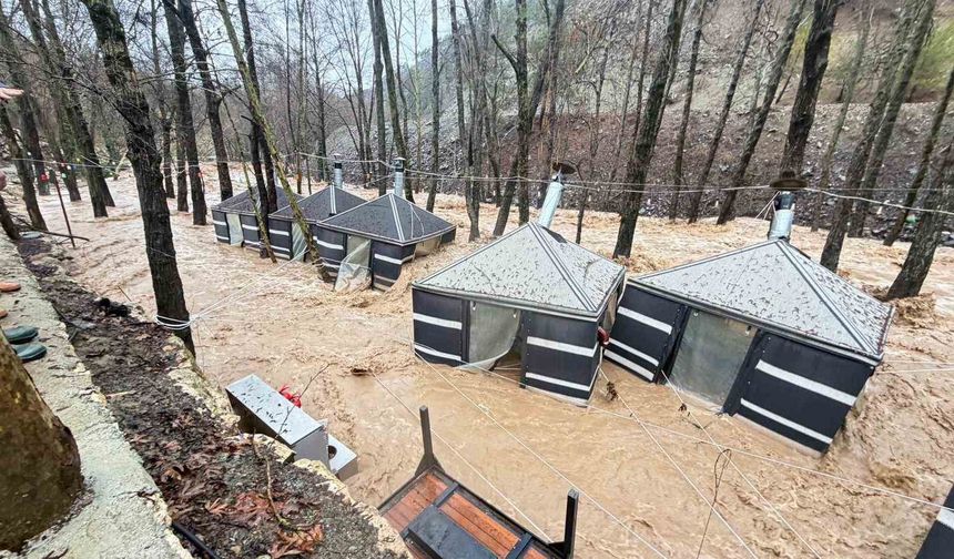 Sağanak Mersin'i vurdu: Dereler taştı, restoran sular altında kaldı