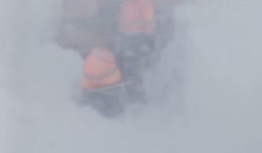 Sahara Geçidi'nde Kara Yolları ekibinin üzerine çığ düştü