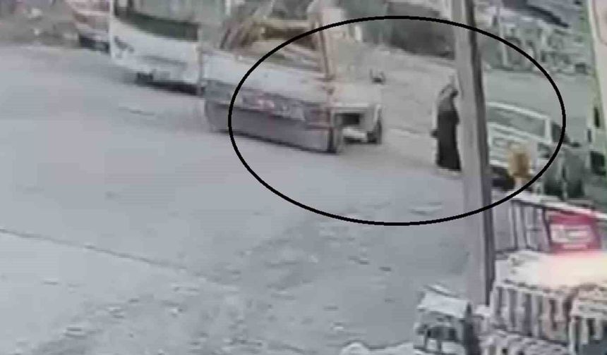 Seyir halindeki pikabın açılan kapağı kadının kafasına çarptı