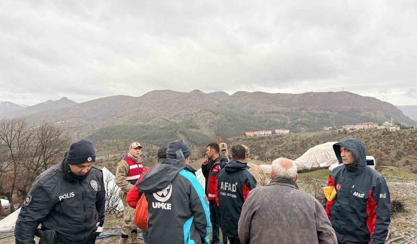 Siirt'te fırtına 20 kişilik ailenin çadırını yıktı