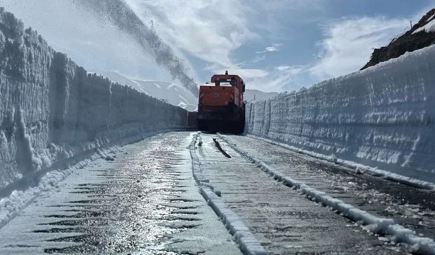 Şırnak'ta 70 gündür kapalı olan belde yolunun açılması için çalışmalar başlatıldı