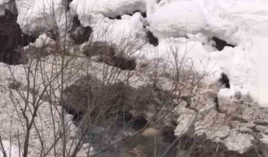 Şırnak'ta sağanak sonrası taşkın riski: Derelerde karın oluşturduğu setler tehlike saçıyor