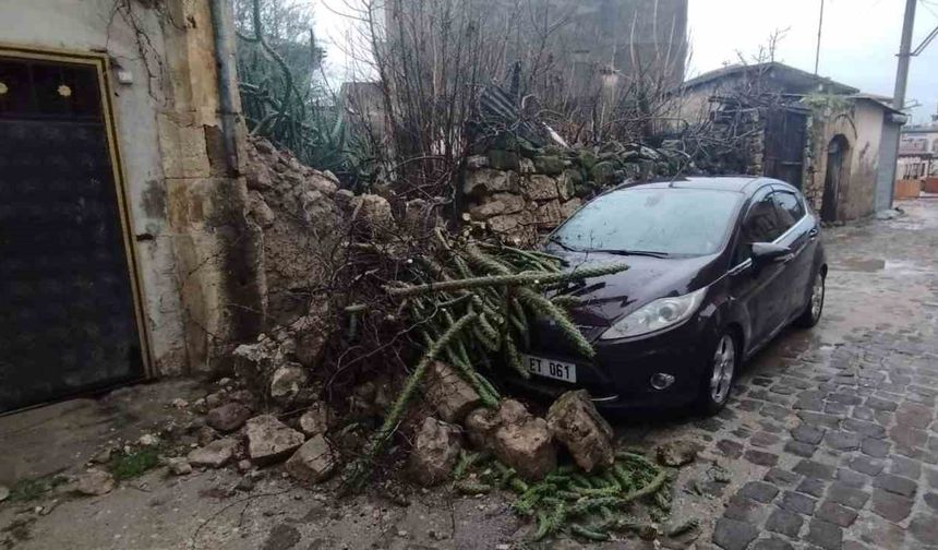 Tarsus'ta duvar çöktü, park halindeki araç zarar gördü