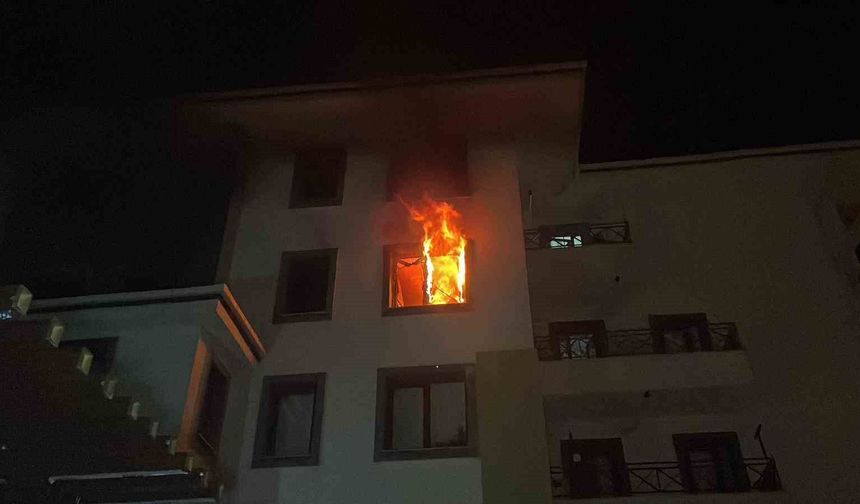 Tartıştığı annesine kızıp daireyi ateşe verdi: 10 kişi dumandan etkilendi
