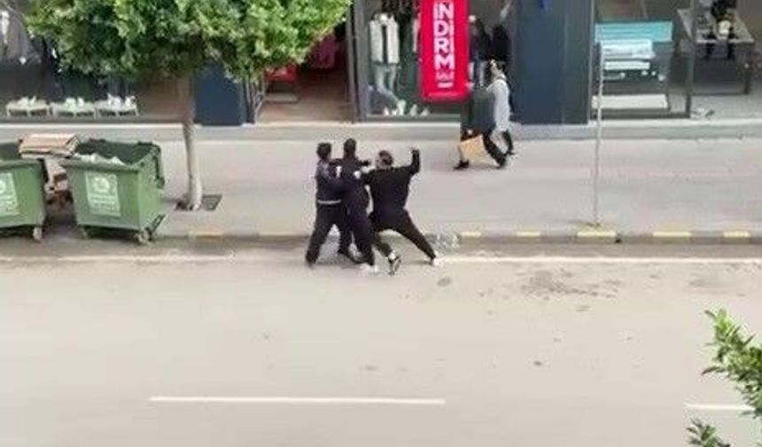 'Telefonumun ekranına baktın' kavgasında sokak boks ringine döndü