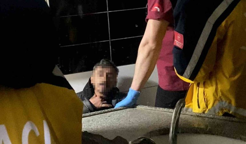 Tuvalette hareketsiz bulundu, uyuduğu ortaya çıktı