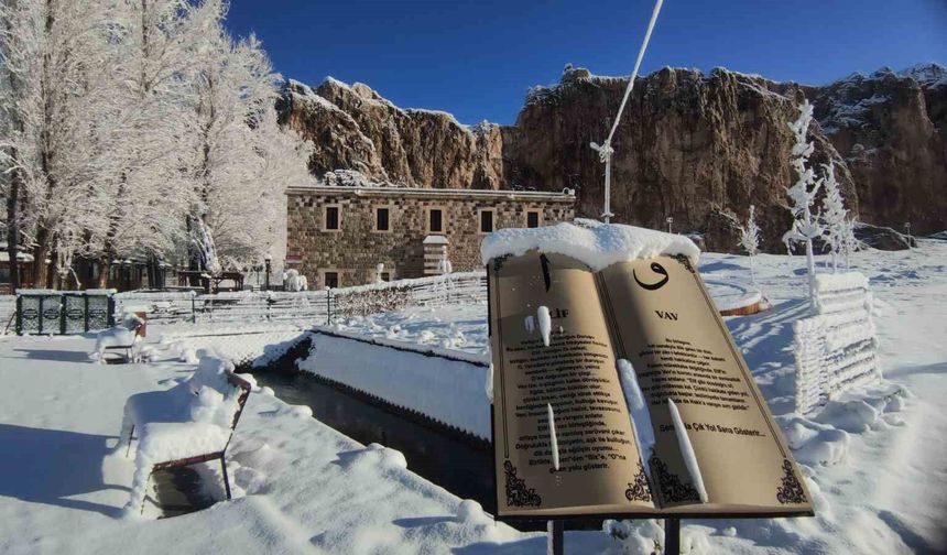 Van'da gece yağan kar kartpostallık manzaralar oluşturdu