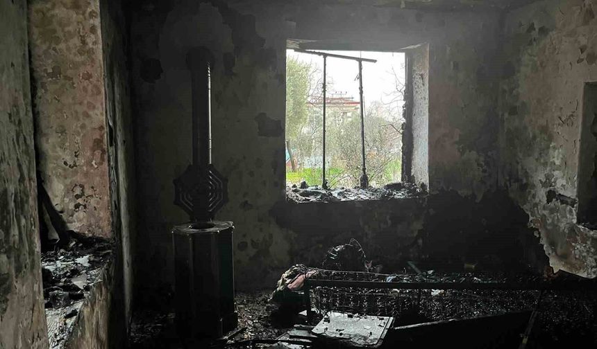 Yangına uykuda yakalanan yaşlı kadın hastaneye kaldırıldı