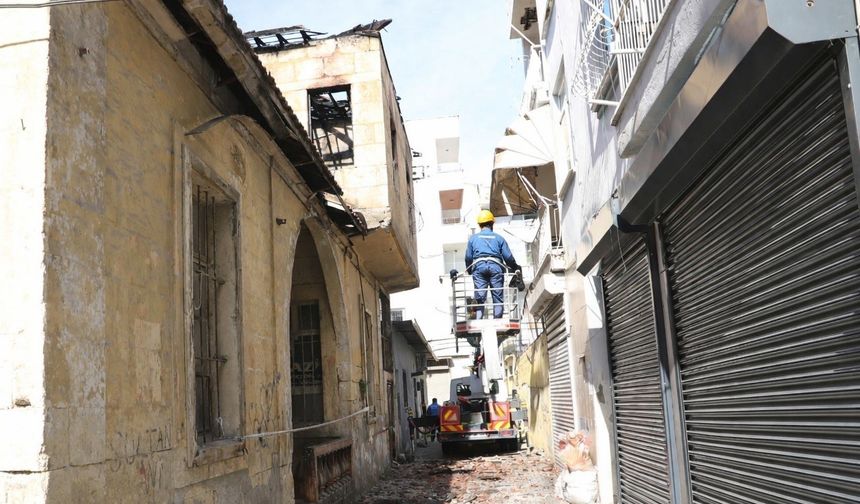 Yangında zarar gören tarihi Mersin evinin çatısı temizlendi