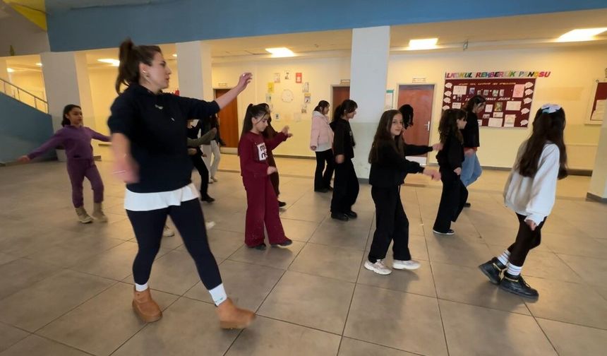 Yüksekova'da kültür sanat buluşması: Hakkari halayı ile Ege'nin zeybeği buluştu