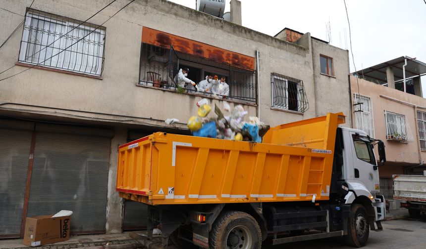 Toroslar Belediyesi, bir evden 8 ton atık çıkardı