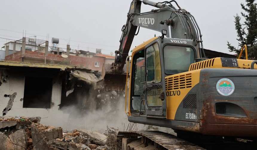 Toroslar, metruk yapılardan temizleniyor