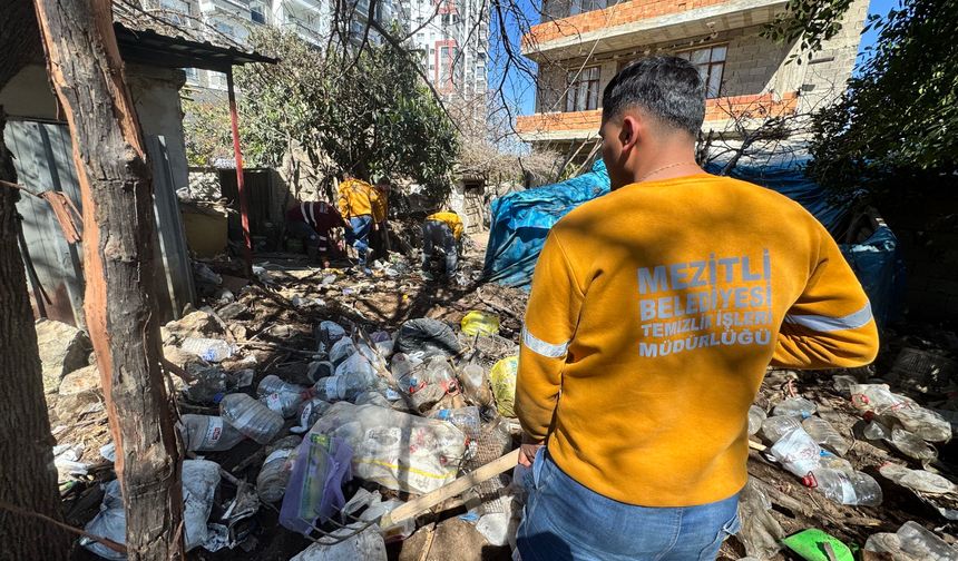 Mezitli’de bir evden 4 kamyon, 10 ton atık çıkarıldı