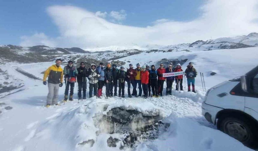 19 kişilik dağcı grubu Ağrı Dağı zirve tırmanışına başladı