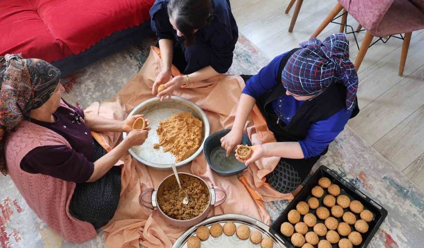 Adana'da bayram sofralarının vazgeçilmezi içli köfte mesaisi başladı