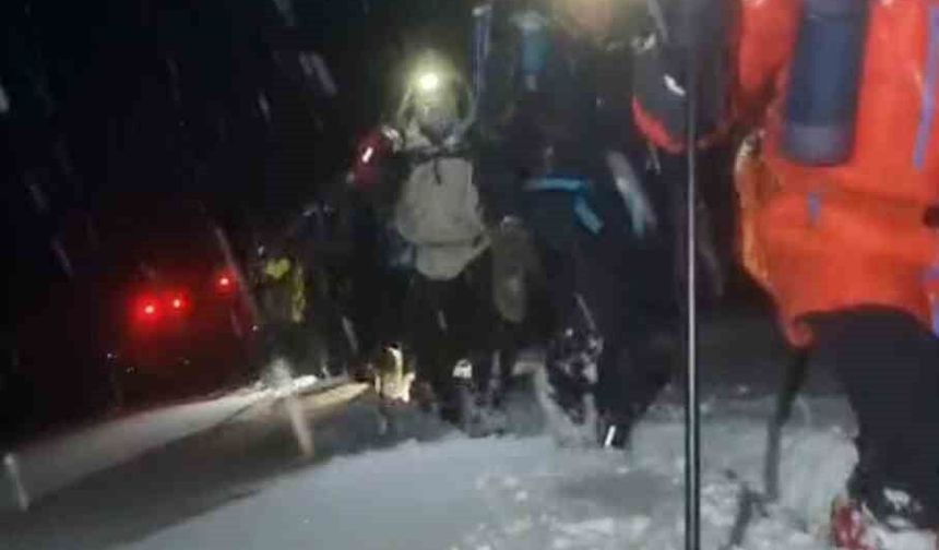 Ağrı Dağı'nda zirve tırmanışı yarıda kaldı