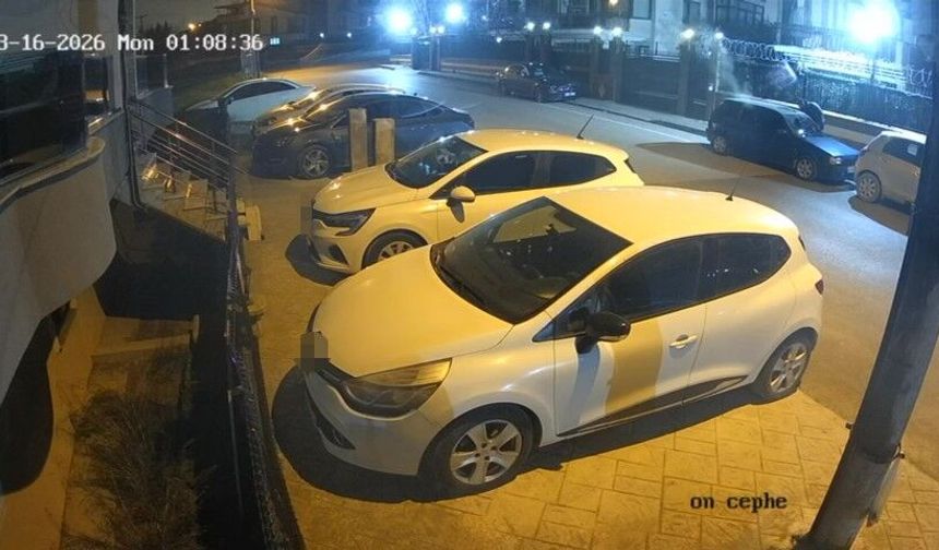 Alevlere teslim olan otomobil dakikalarca böyle yandı