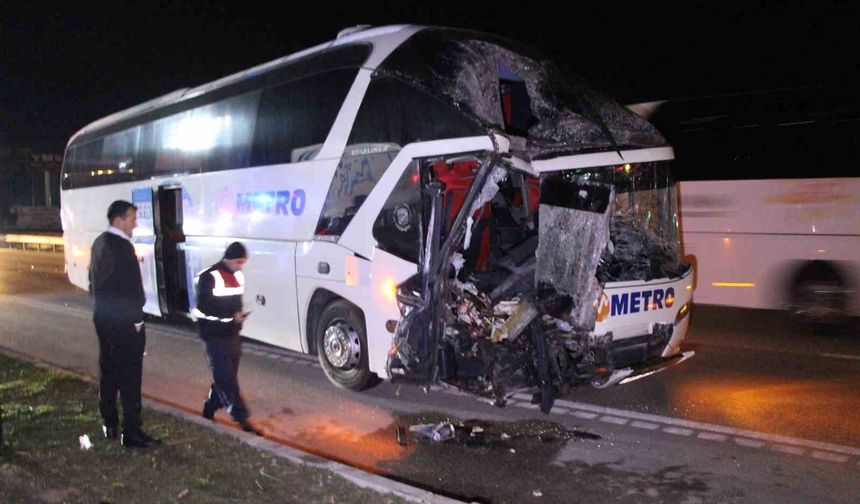 Amasya'da yolcu otobüsü ile tırın çarpıştığı kazada 11 yaralı
