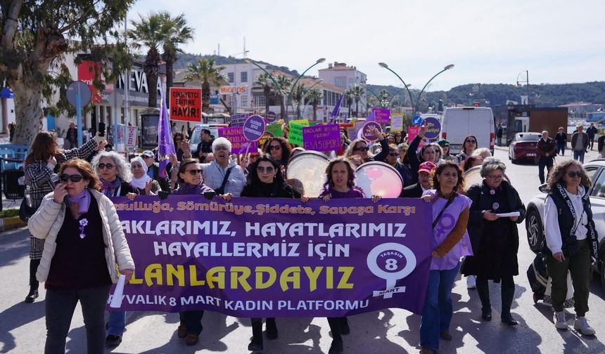 Ayvalık'ta 8 Mart yürüyüşüne yoğun katılım