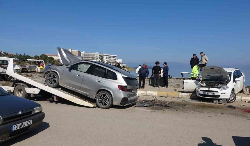 Ayvalık'ta iki araç çarpıştı 2'si ağır 6 kişi yaralandı